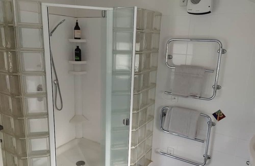 Albany Heights Apartamento | Secluded forest retreat -3min to Albany - incl pool and large patios