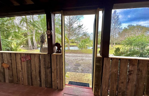 Braden River Otro | Farmhouse Retreat. Quiet country cabin just minutes from Siesta Key & TerraNova