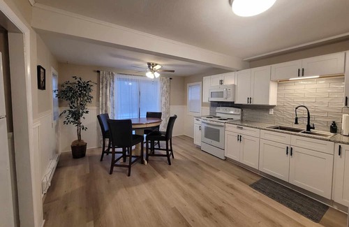 Lindbergh Lawns Casa | Cozy Cape convenient to Fairgrounds, Downtown,Hospitals,Amphitheater & much more