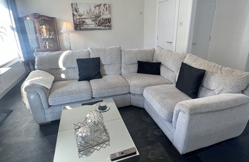 Douglas Apartamento | Large 3 Storey Home From Home Apartment