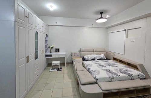 Marilao Condominio | 5 minutes to SM Marilao! Family-size condo with Smart Tv for Netflix.