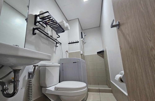 Marilao Condominio | 5 minutes to SM Marilao! Family-size condo with Smart Tv for Netflix.