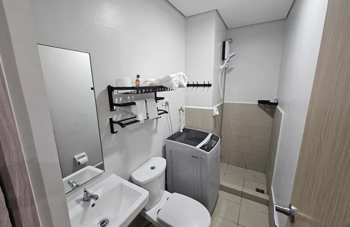 Marilao Condominio | 5 minutes to SM Marilao! Family-size condo with Smart Tv for Netflix.