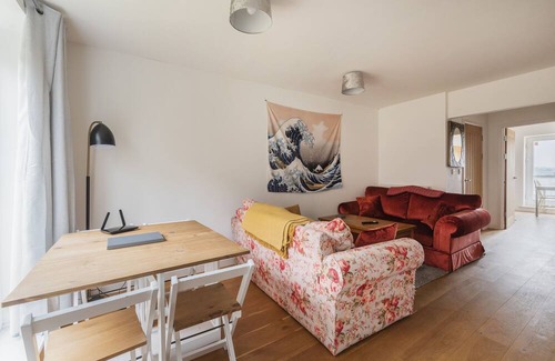 Frome Casa | Spacious, elegant home. Central location. Ideal for holidays and business.