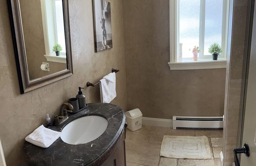 Surrey Casa | Cozy 2 bedroom suite near Crescent Beach/close to USA Border