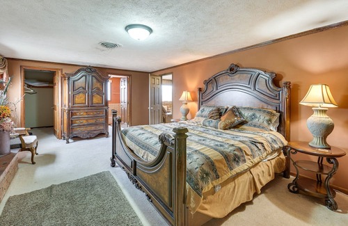 Hutchinson Casa | Hutchinson Home w/ Pond Access - 3 Mi to Town!