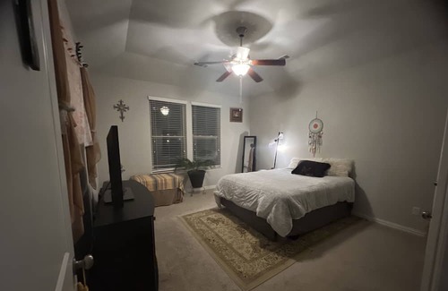 Spring Hill Casa | Professional Short Term Rental! Close to everything in Spring Hill! Pet Friendly