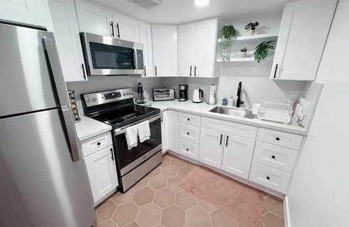Old San Leandro Casa | Sunny and Spacious In-Law in Downtown San Leandro