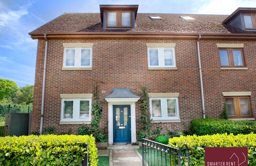 Woking Casa | Chobham - Parking, Garden, Gated