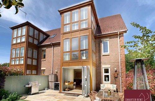 Woking Casa | Chobham - Parking, Garden, Gated