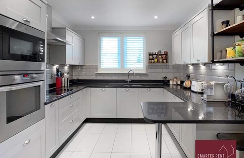 Woking Casa | Chobham - Parking, Garden, Gated
