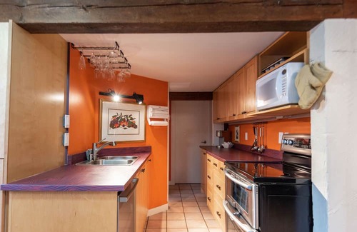 Shawnigan Lake Apartamento | Spacious character suite! Close to local private schools, dining and more!