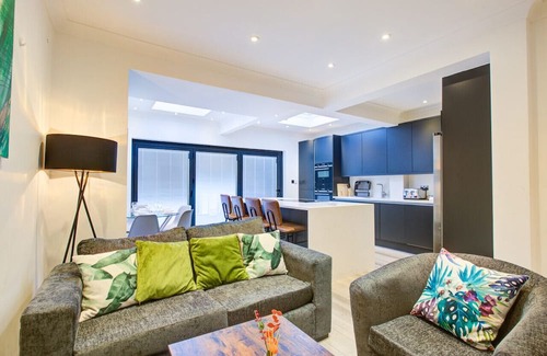 Havering Casa | Tranquil Stay 5BR House in Romford w/ Free Parking