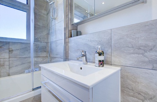 Havering Casa | Tranquil Stay 5BR House in Romford w/ Free Parking