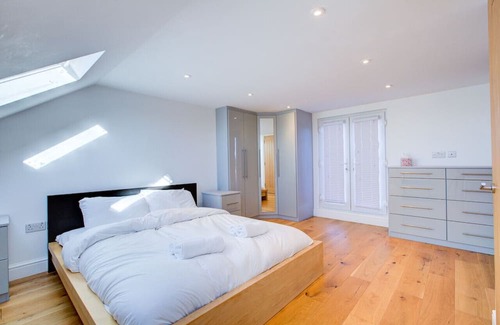 Havering Casa | Tranquil Stay 5BR House in Romford w/ Free Parking