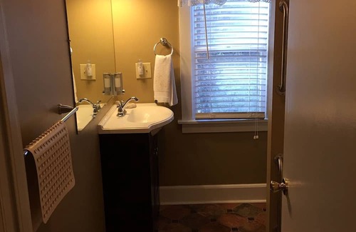 East Flat Rock Cabaña | The Periwinkle Cottage 3 bedroom 3 bathroom Sleeps 6 Located in Flat Rock, NC