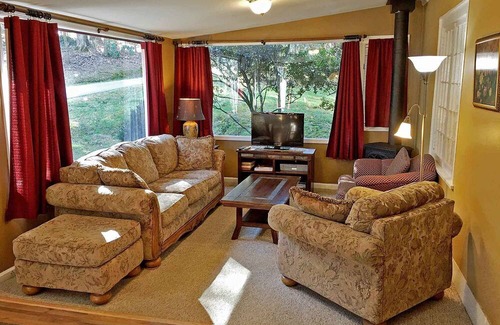 East Flat Rock Cabaña | The Periwinkle Cottage 3 bedroom 3 bathroom Sleeps 6 Located in Flat Rock, NC