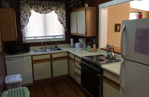 East Flat Rock Cabaña | The Periwinkle Cottage 3 bedroom 3 bathroom Sleeps 6 Located in Flat Rock, NC