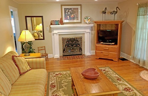 Flat Rock Cabaña | The Dogwood 4 bedroom 2 Bath- Sleeps 8 Centrally located in Flat Rock NC