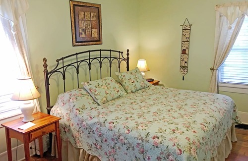 Flat Rock Cabaña | The Dogwood 4 bedroom 2 Bath- Sleeps 8 Centrally located in Flat Rock NC