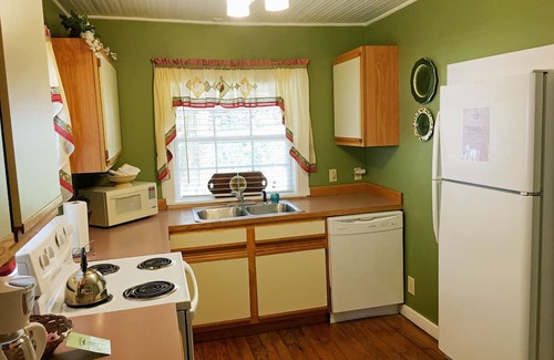 Flat Rock Cabaña | The Dogwood 4 bedroom 2 Bath- Sleeps 8 Centrally located in Flat Rock NC