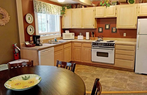 Flat Rock Cabaña | The Laurel Cottage 4 Bedroom,2 Bath,Sleeps 9, Centrally located in Flat Rock NC