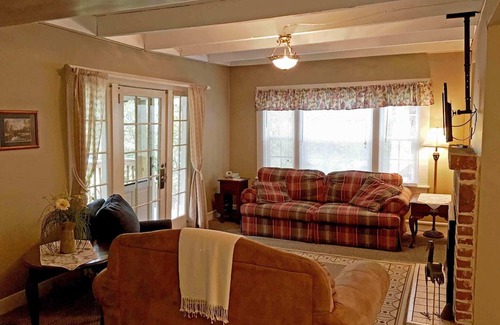 Flat Rock Cabaña | The Laurel Cottage 4 Bedroom,2 Bath,Sleeps 9, Centrally located in Flat Rock NC