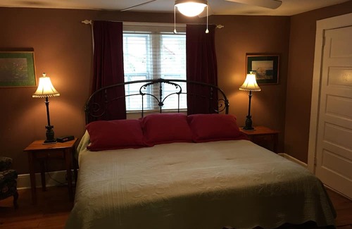 Flat Rock Cabaña | The Laurel Cottage 4 Bedroom,2 Bath,Sleeps 9, Centrally located in Flat Rock NC