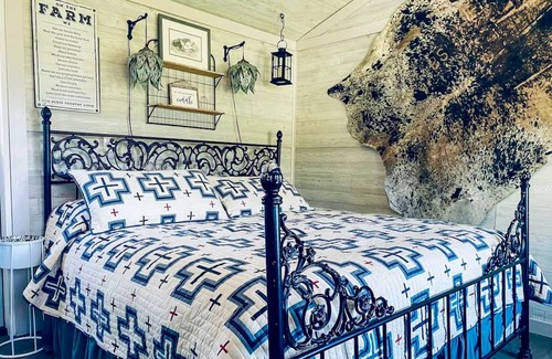 Joseph Cabaña | Camp-themed dog-friendly cabin with mountain views, firepit, & river access