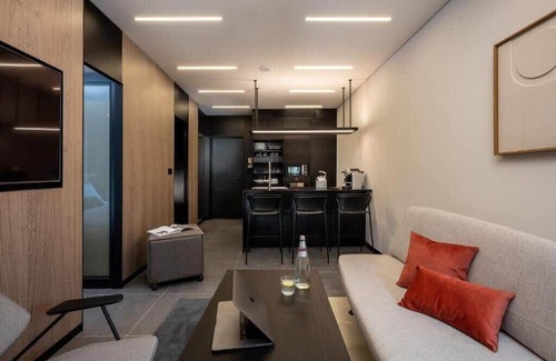 Bat Yam Apartamento | Magnificent 1BR Suite Near Rothschild Boulevard