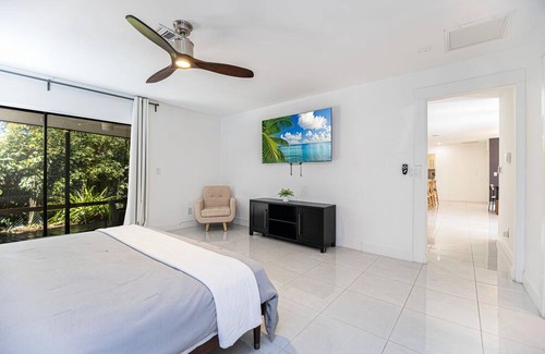 Palm River Estates Casa | Gorgeous Naples home with open-concept layout, sunroom, enclosed pool, & AC