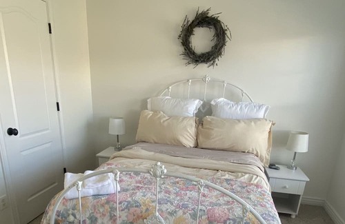 Draper Casa | Gorgeous view of the City! Clean room & bath all yours! Come meet our 2 Goldens!