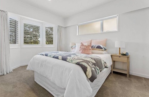 Takapuna Casa | New Milford home with pool.