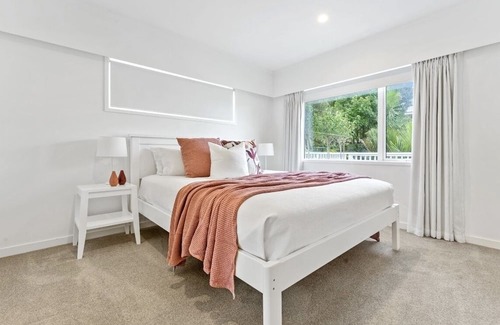 Takapuna Casa | New Milford home with pool.