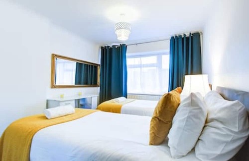 Tilehurst Casa | Quaint 4-Bedroom Retreat in Reading with Parking