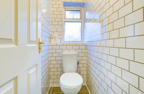Tilehurst Casa | Quaint 4-Bedroom Retreat in Reading with Parking