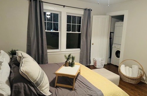 Elmhurst Casa | New! Affordable Elmhurst Home minutes from Airport