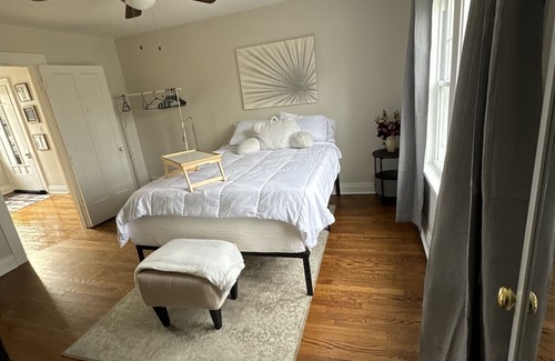 Elmhurst Casa | New! Affordable Elmhurst Home minutes from Airport