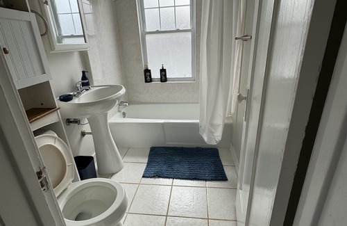 Elmhurst Casa | New! Affordable Elmhurst Home minutes from Airport