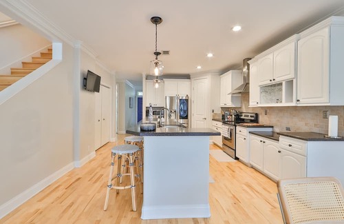 United Central Casa | HAS POWER: Large home with saltwater pool, hot tub, outdoor games
