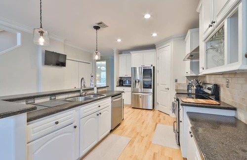 United Central Casa | HAS POWER: Large home with saltwater pool, hot tub, outdoor games
