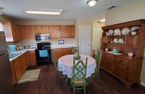Matador Casa | Comfortable cottage in Matador TX with fenced back yard. Pet and horse friendly!