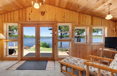 Mercer Cabina | 3 Bedroom with Queen beds plus a pull-out couch just feet from the water!!