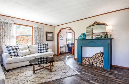 Holts Summit Casa | PLUSH FARMHOUSE Fresh Breakfast + Crackling Bonfire! 2-Separate Areas!