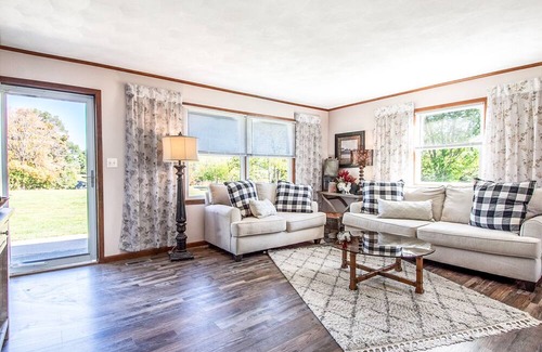 Holts Summit Casa | PLUSH FARMHOUSE Fresh Breakfast + Crackling Bonfire! 2-Separate Areas!
