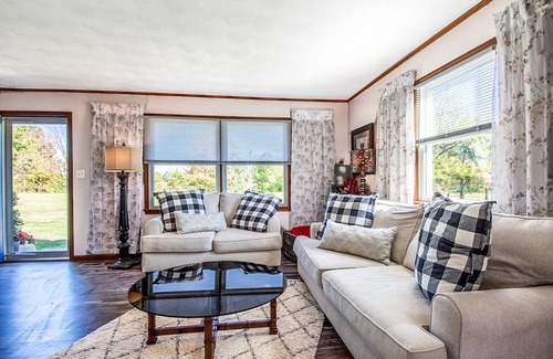 Holts Summit Casa | PLUSH FARMHOUSE Fresh Breakfast + Crackling Bonfire! 2-Separate Areas!