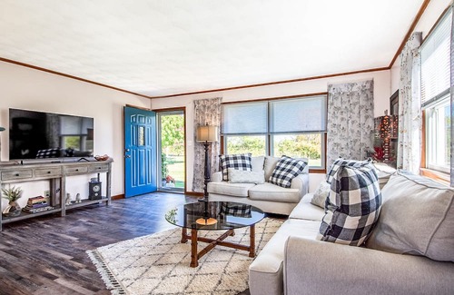 Holts Summit Casa | PLUSH FARMHOUSE Fresh Breakfast + Crackling Bonfire! 2-Separate Areas!