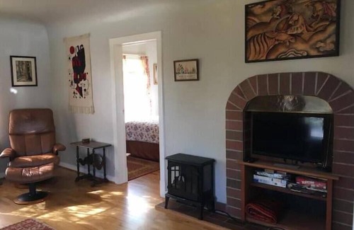 West Eugene Casa | Welcoming Cottage in the Heart of Eugene - Loving Cared for by Owner.