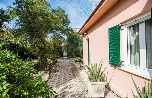 Lakithra Casa | Stylish house with huge garden,sea view, max 10 min drive from 10 beaches & town