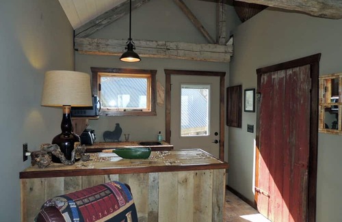 Treloar Cama Y Desayuno | Wine Haus: charming cottage with breathtaking views of the Missouri River!!
